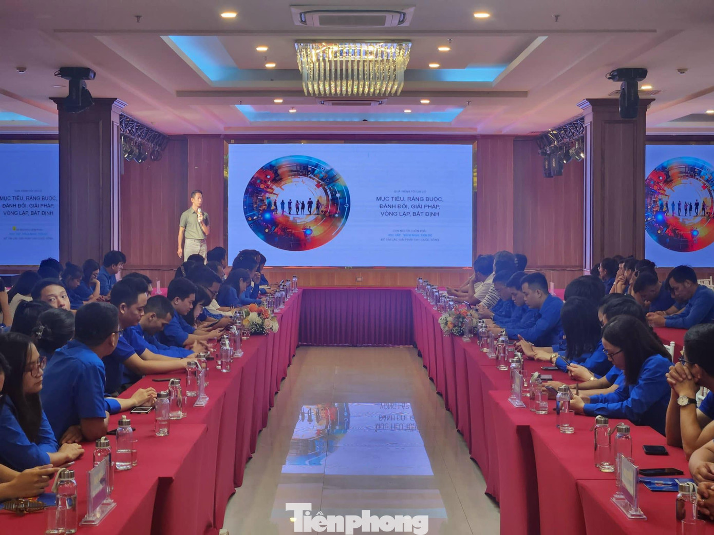 Trao đổi kinh nghiệm về công tác chuyển đổi số. Ảnh: Duy Chiến