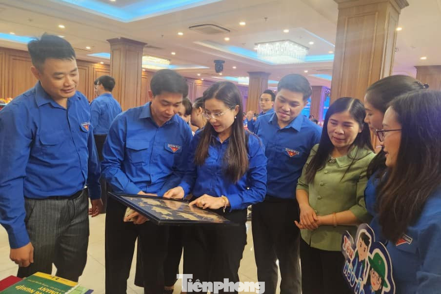 Chị Nguyễn Phạm Duy Trang (giữa) quan tâm đến các mô hình sáng tạo của thanh niên.