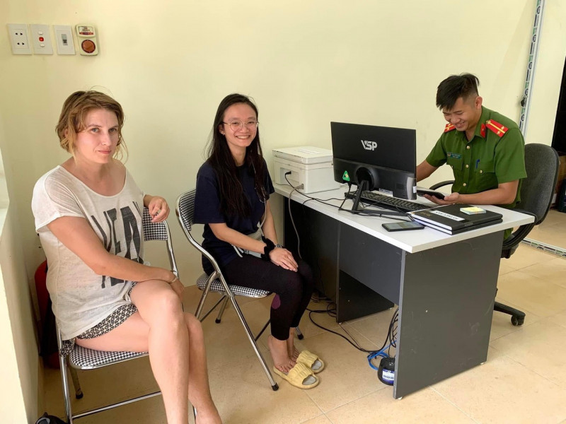 Hai du khách vui mừng khi được cứu ra khỏi rừng. Hai du khách vui mừng khi được cứu ra khỏi rừng.