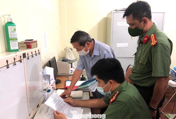 Lực lượng điều tra kiểm tra, khám xét tại Phòng khám đa khoa số 83 Tam Thanh, thành phố Lạng Sơn -Ảnh: H. Thơ