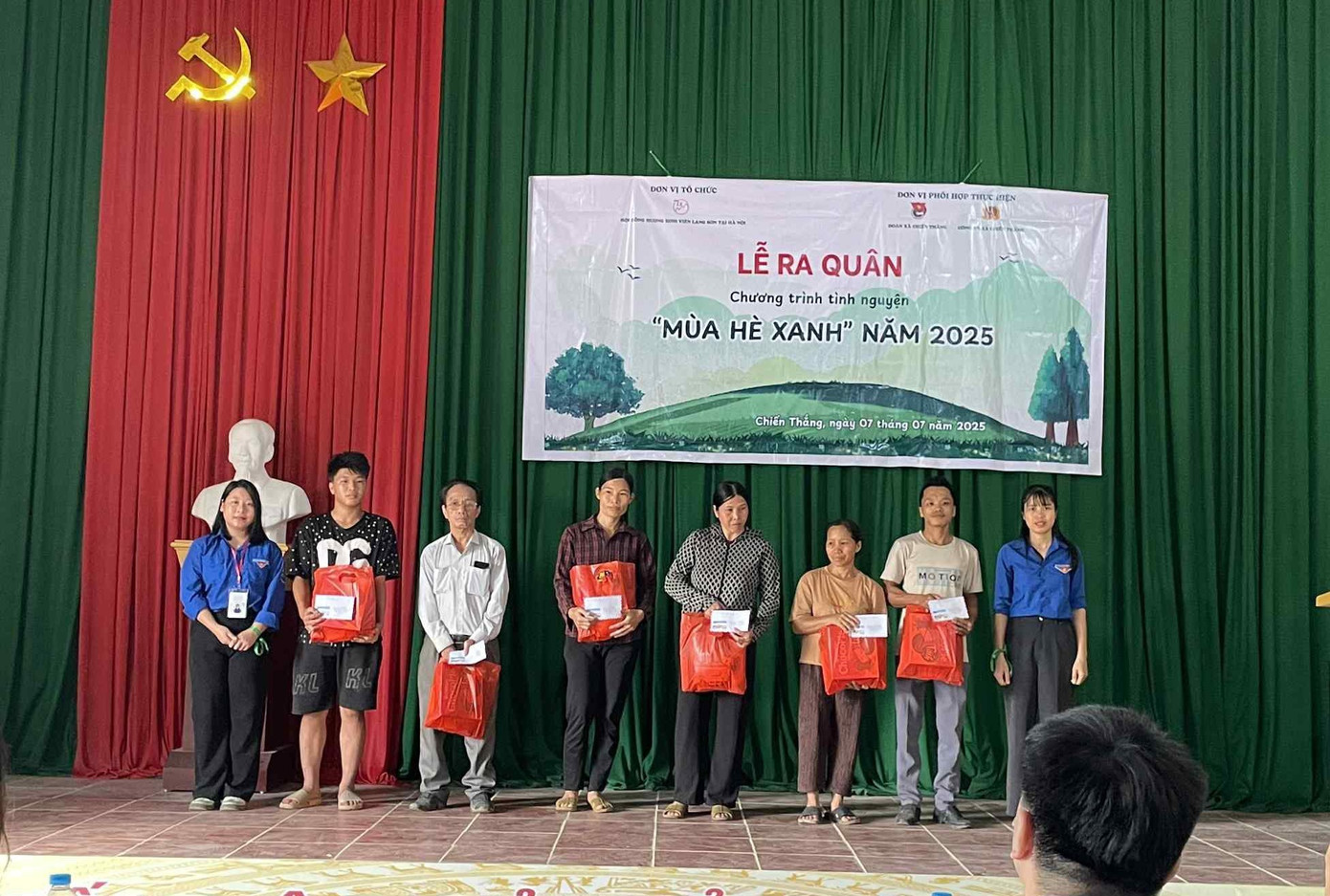 Tặng quà các hộ gia đình khó khăn ở xã Chiến Thắng, tỉnh Lạng Sơn.