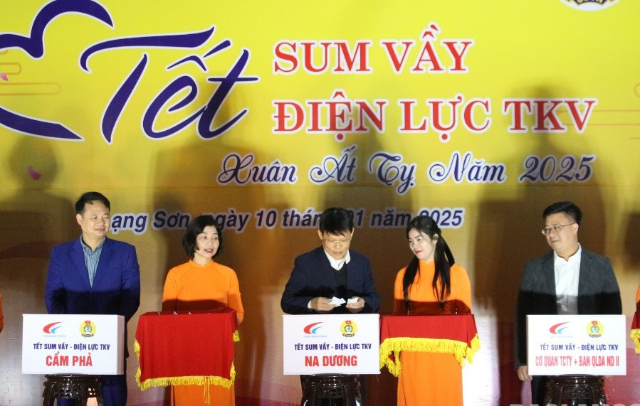 Người lao động tham gia trò chơi và lĩnh thưởng trong chương trình rút thăm lĩnh thưởng. Người lao động tham gia trò chơi và lĩnh thưởng trong chương trình rút thăm lĩnh thưởng.