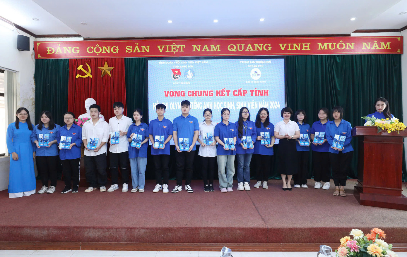 Các thí sinh nhận quà của Trung tâm Ngoại ngữ Ocean Edu Lạng Sơn. Các thí sinh nhận quà của Trung tâm Ngoại ngữ Ocean Edu Lạng Sơn.