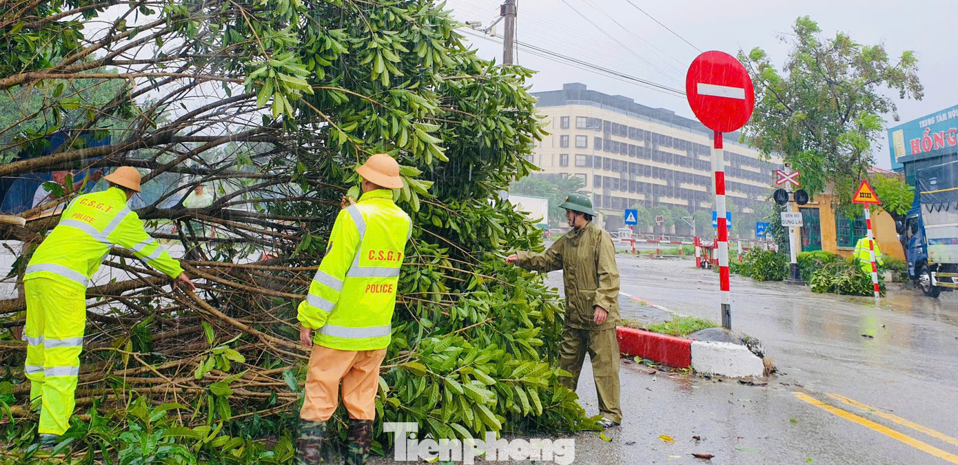 Sáng 8/9, lực lượng công an vẫn tiếp tục công việc.