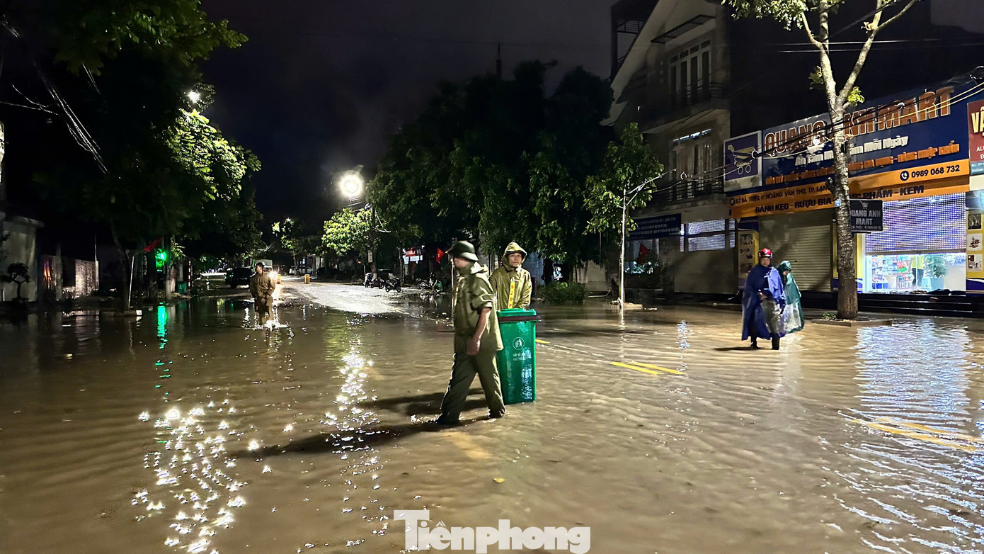 Xuyên đêm ở những vị trí xung yếu, ngập lụt ở các phố phường trên địa bàn Lạng Sơn.