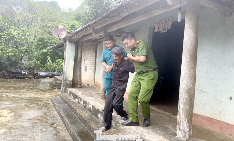 Giúp đỡ các cụ già ra khỏi nhà, những nơi nguy hiểm ngập úng, sạt lở đất.