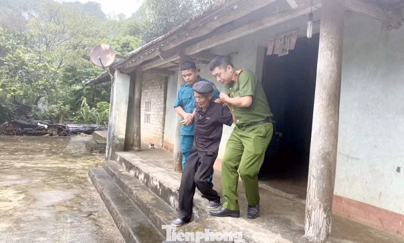 Giúp đỡ các cụ già ra khỏi nhà, những nơi nguy hiểm ngập úng, sạt lở đất.