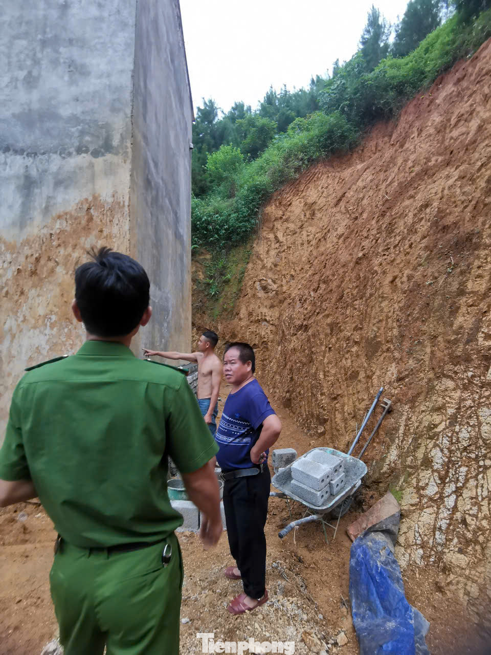 Có mặt hỗ trợ, cảnh báo nhân dân về sạt lở đất.