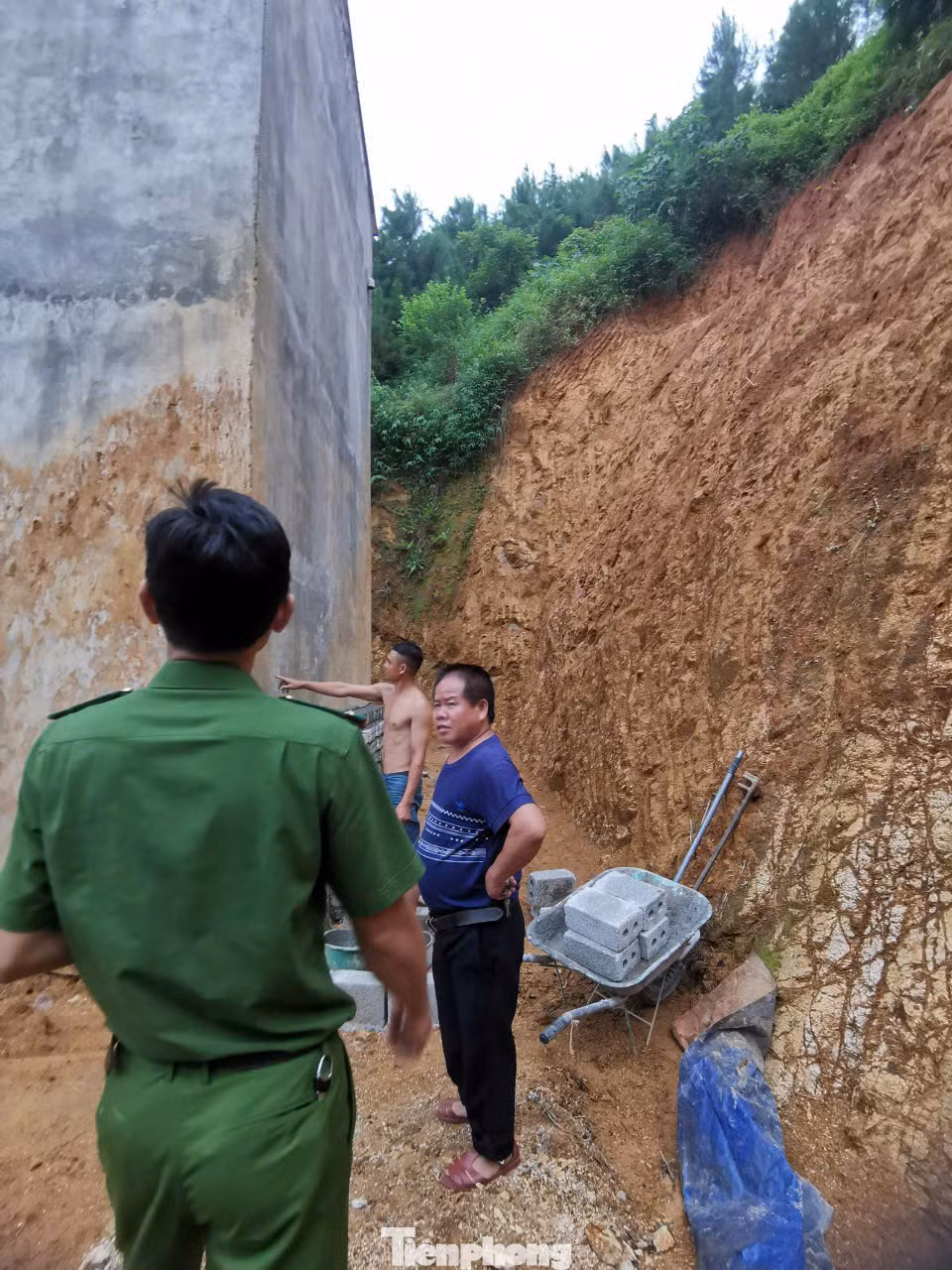 Có mặt hỗ trợ, cảnh báo nhân dân về sạt lở đất.
