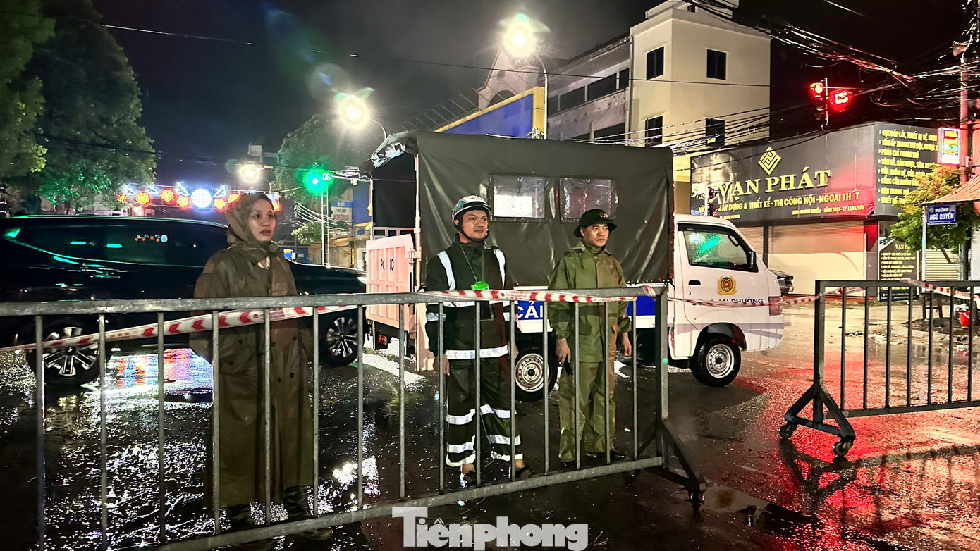 Cảnh báo, chốt chặn ở những nơi nguy hiểm.