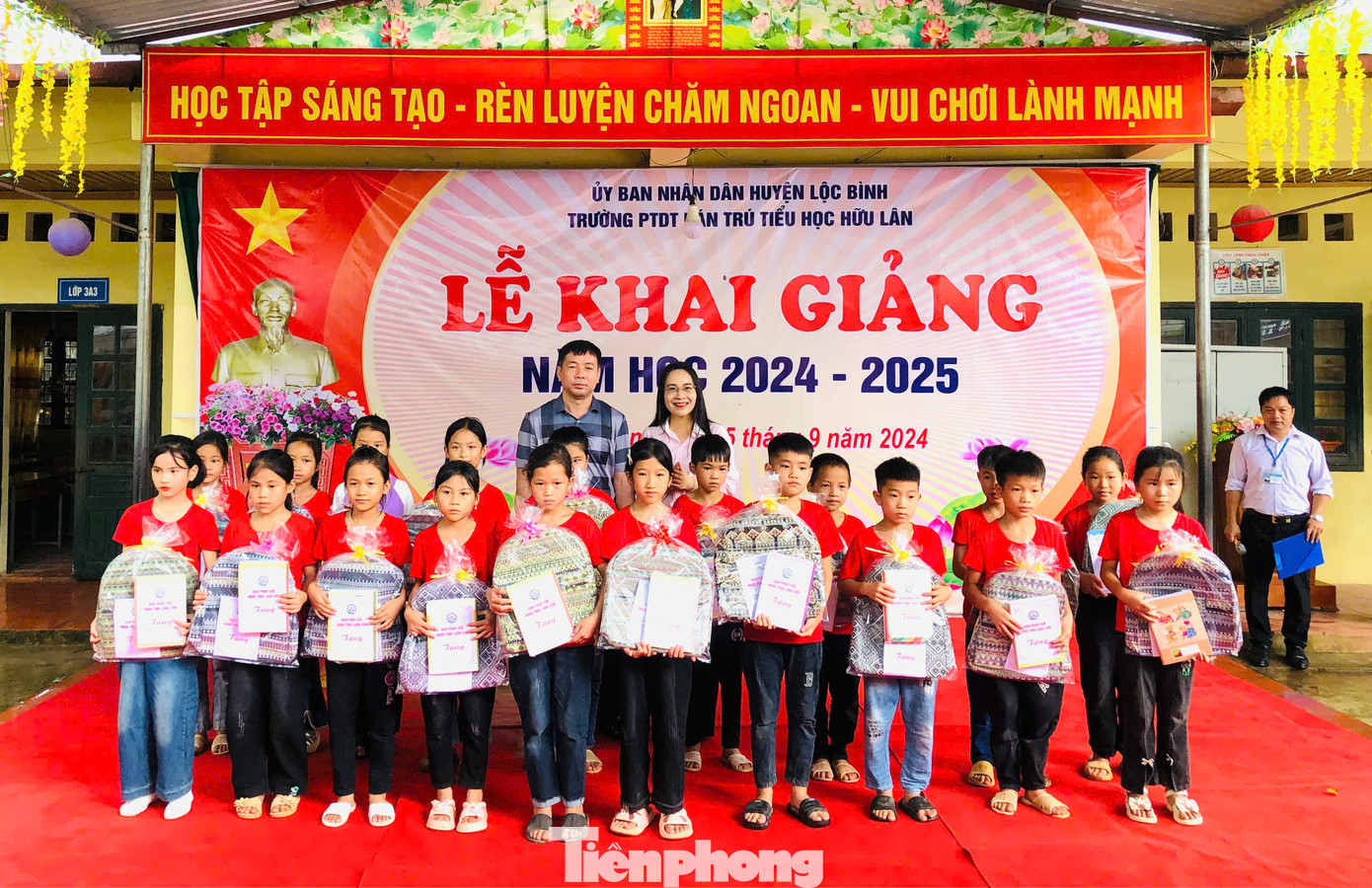 Trong không khí phấn khởi, Ban Pháp chế Hội đồng Nhân dân tỉnh Lạng Sơn có những phần quà hỗ trợ cho học sinh nghèo ở xã Hữu Lân, huyện Lộc Bình và các cháu mầm non xã Hoàng Đồng, thành phố Lạng Sơn. (ảnh: Duy Chiến)