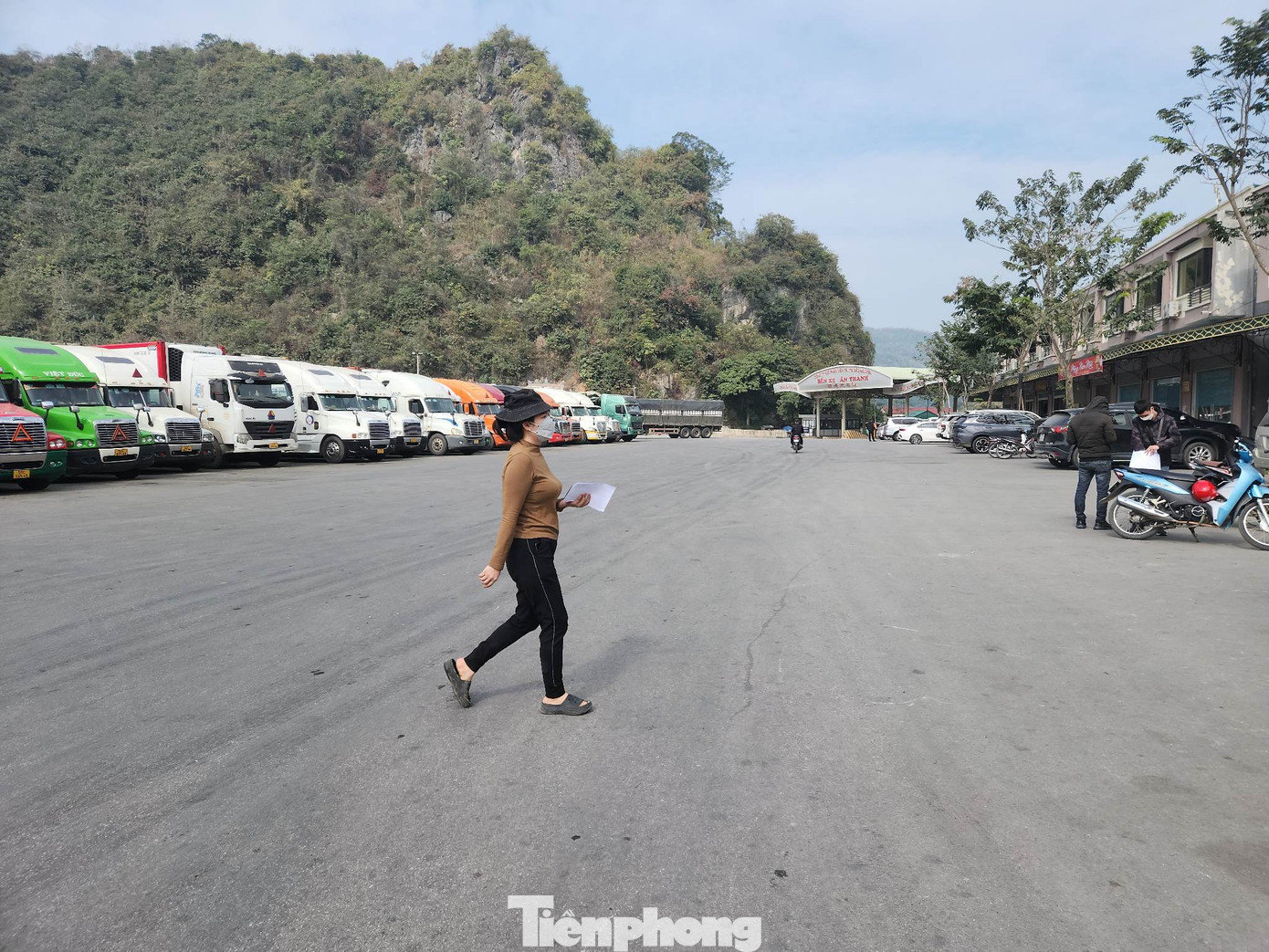 Chủ hàng và lái xe ở cửa khẩu không phải mặc bảo hộ kín mít màu trắng xanh như ngày trước (Ảnh: Duy Chiến).