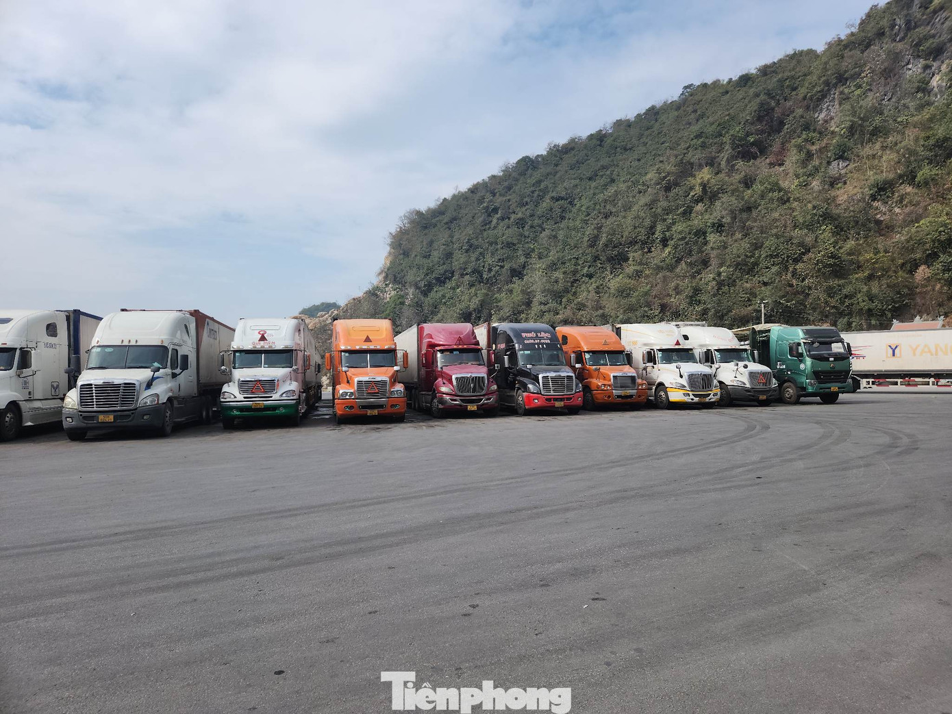 Do lượng hàng hóa đổ về cửa khẩu Lạng Sơn nhiều, hiện tại địa phương này còn tồn gần 900 xe. Ảnh: Duy Chiến. Do lượng hàng hóa đổ về cửa khẩu Lạng Sơn nhiều, hiện tại địa phương này còn tồn gần 900 xe. Ảnh: Duy Chiến.