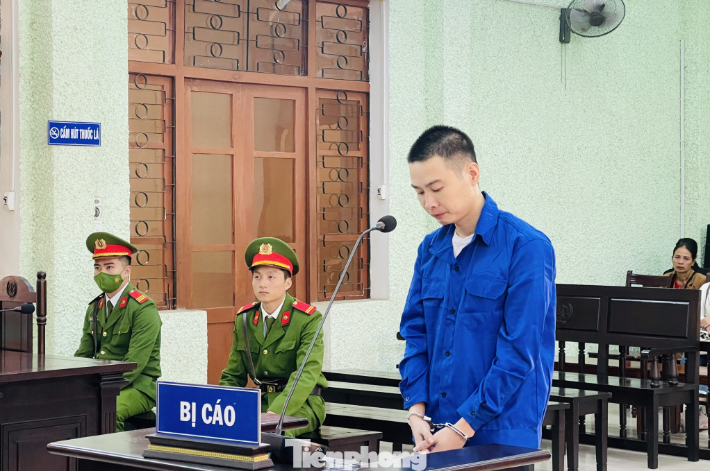 Bị cáo Nông Bàng Thống ra tòa lĩnh án .Ảnh: TM