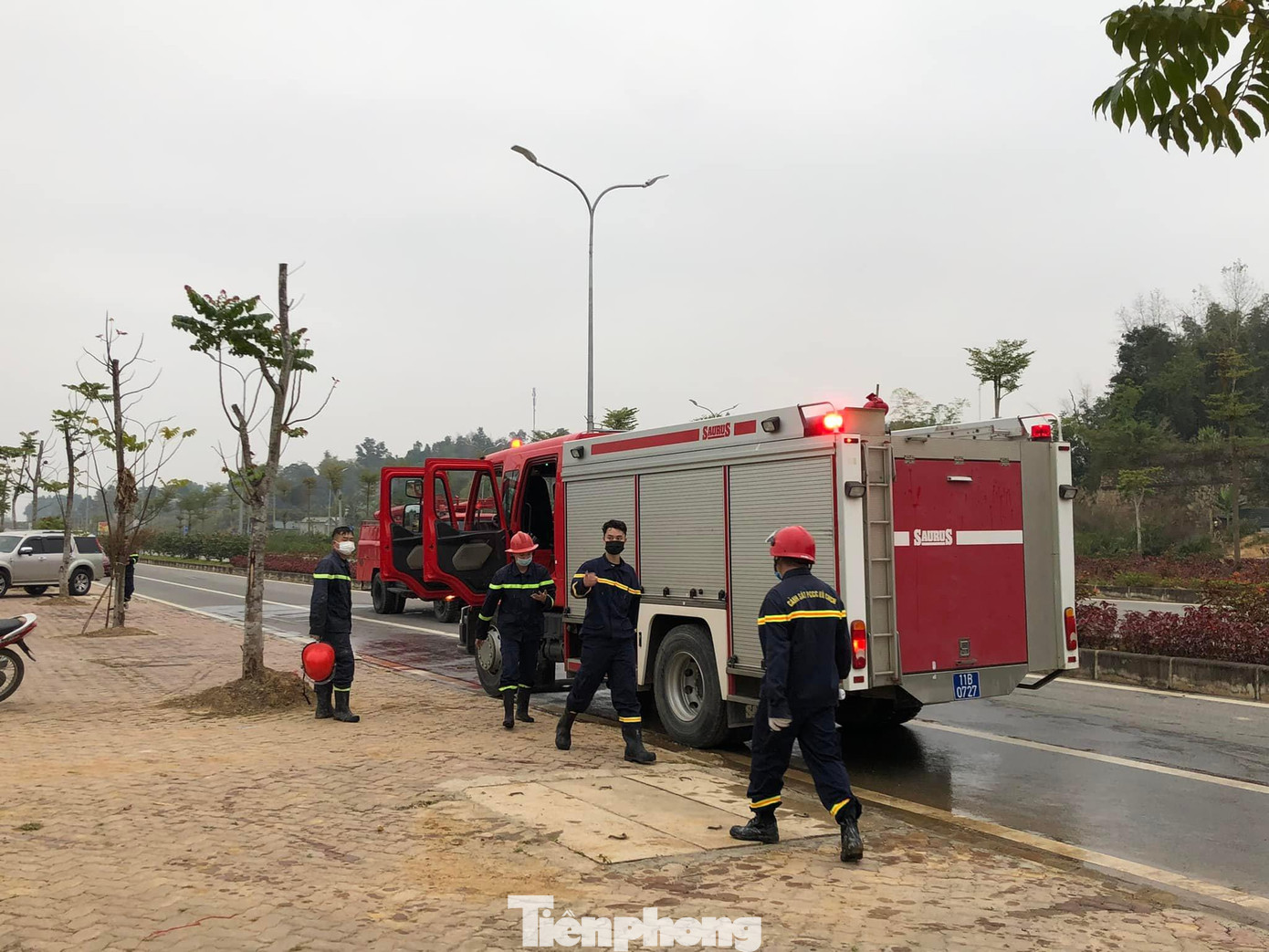 Công an tỉnh Cao Bằng đã điều 3 xe chuyên dụng cùng hàng chục cán bộ, chiến sỹ tham gia dập lửa -Ảnh: T. Tuệ