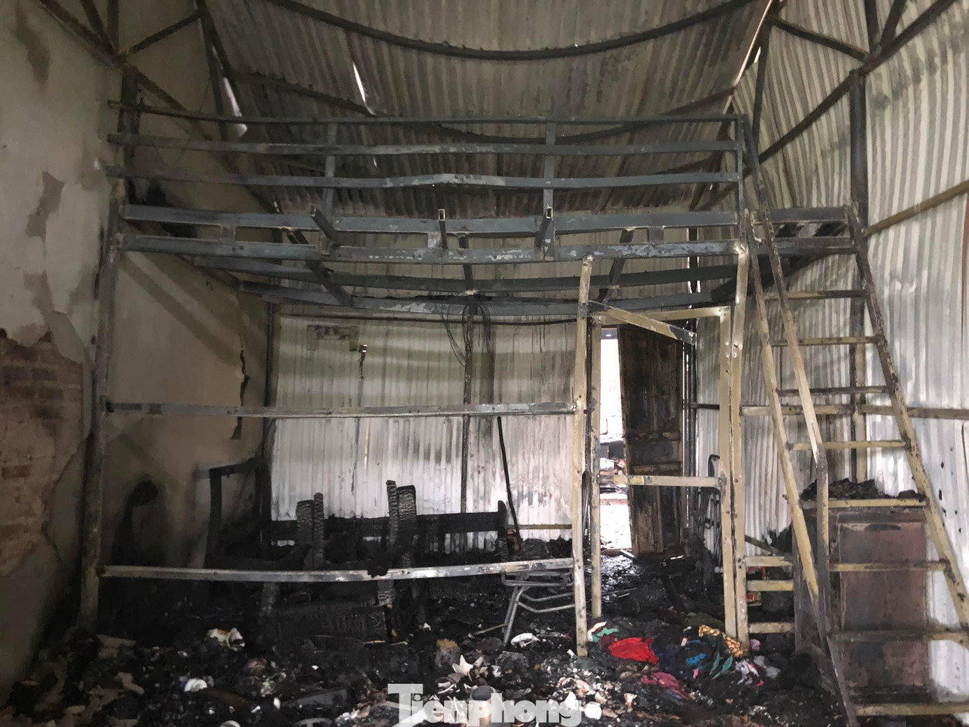 Đồ đạc trong hai căn nhà bị thiêu rụi thành than. Ảnh: T. Tuệ