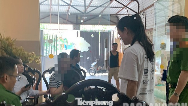 Lực lượng chức năng Lạng Sơn tiến hành làm việc, điều tra nguyên nhân tại nhà nghỉ N.T (ảnh: Duy Chiến) Lực lượng chức năng Lạng Sơn tiến hành làm việc, điều tra nguyên nhân tại nhà nghỉ N.T (ảnh: Duy Chiến)