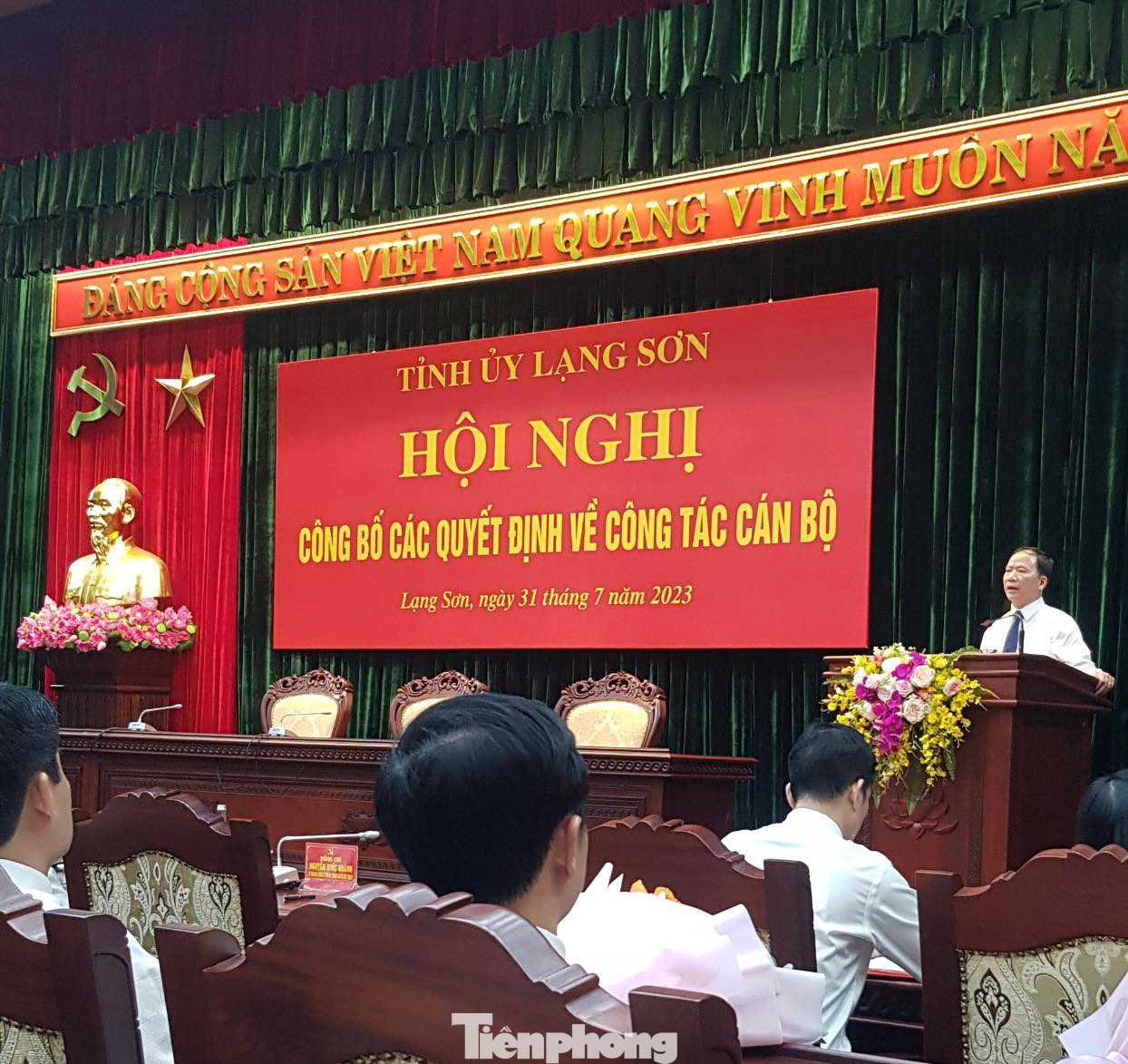 Ông Nguyễn Đặng Ân, Bí thư Huyện ủy Lộc Bình thay mặt những người được luân chuyển, bổ nhiệm phát biểu nhận nhiệm vụ, hứa sẽ nỗ lực, phấn đầu hơn nữa, hoàn thành tốt mọi nhiệm vụ được giao. Ảnh: Duy Chiến Ông Nguyễn Đặng Ân, Bí thư Huyện ủy Lộc Bình thay mặt những người được luân chuyển, bổ nhiệm phát biểu nhận nhiệm vụ, hứa sẽ nỗ lực, phấn đầu hơn nữa, hoàn thành tốt mọi nhiệm vụ được giao. Ảnh: Duy Chiến