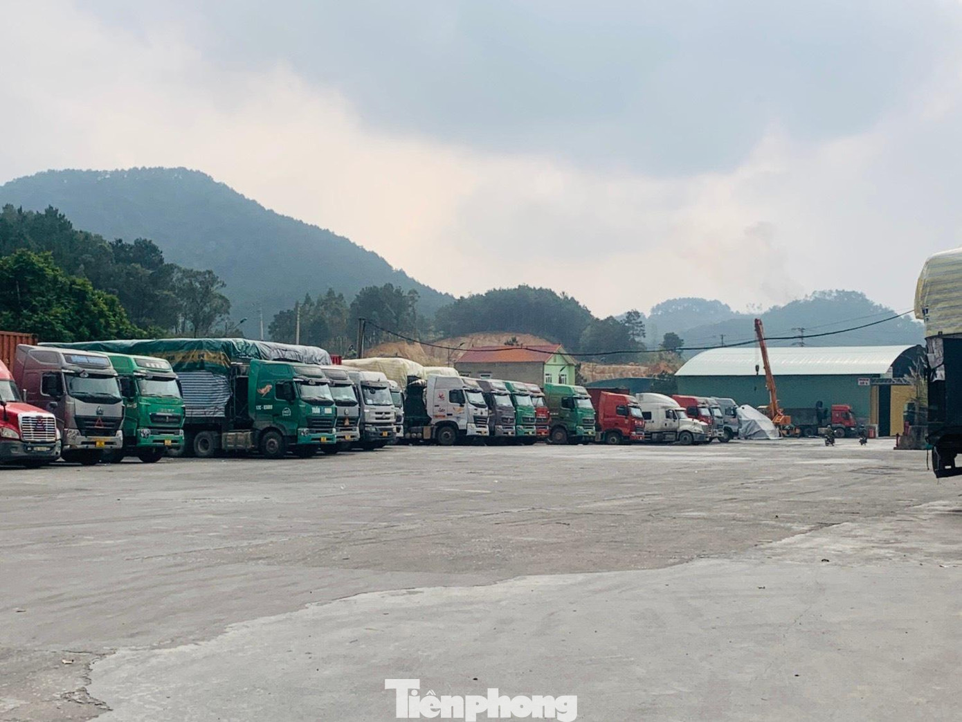 Hiện nay còn trên 600 xe hàng còn ùn ứ tại cửa khẩu Chi Ma. Ảnh: Duy Chiến Hiện nay còn trên 600 xe hàng còn ùn ứ tại cửa khẩu Chi Ma. Ảnh: Duy Chiến