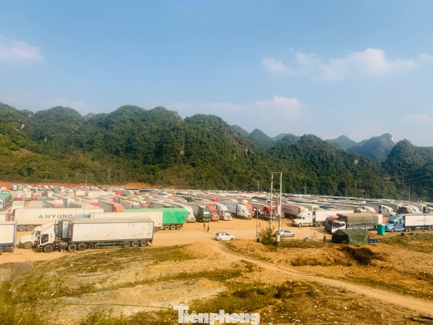 Trong ngày 23/12, trên địa bàn tỉnh Lạng Sơn còn tồn ứ khoảng 4.460 xe hàng chờ xuất khẩu. Ảnh: Duy Chiến Trong ngày 23/12, trên địa bàn tỉnh Lạng Sơn còn tồn ứ khoảng 4.460 xe hàng chờ xuất khẩu. Ảnh: Duy Chiến