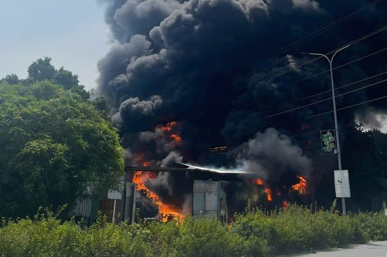 Do các nhiều vật liệu dễ cháy nên ngọn lửa bốc cao, lan nhanh.