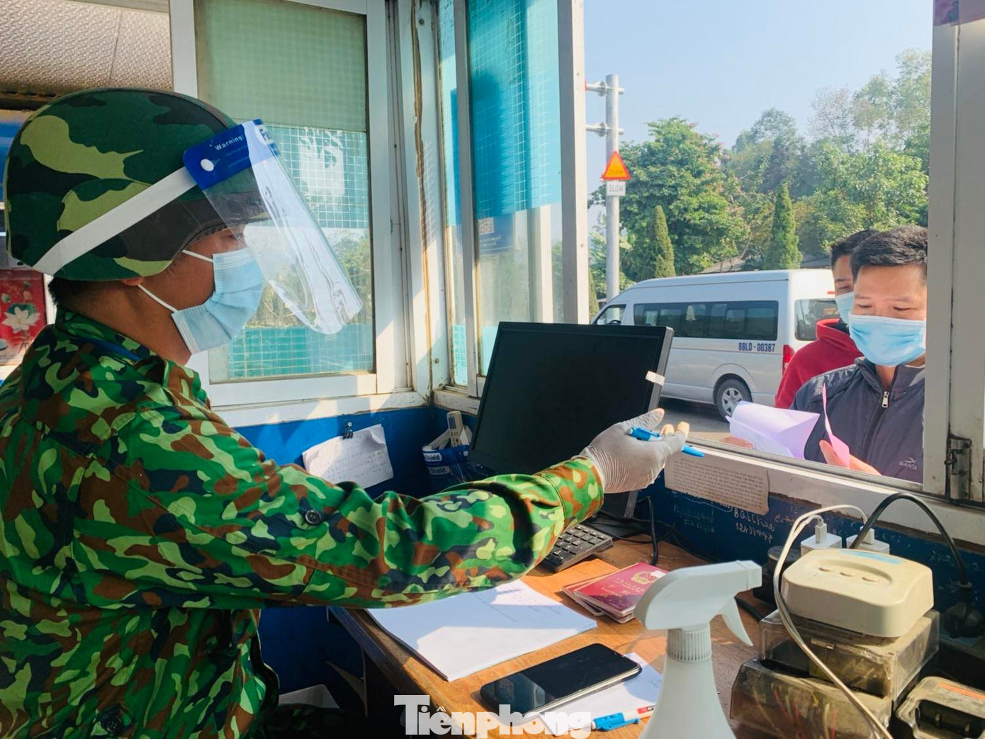 Biên phòng cửa khẩu quốc tế Hữu Nghị làm thủ tục xuất nhập cảnh cho khách một cách thuận tiện, dễ dàng.