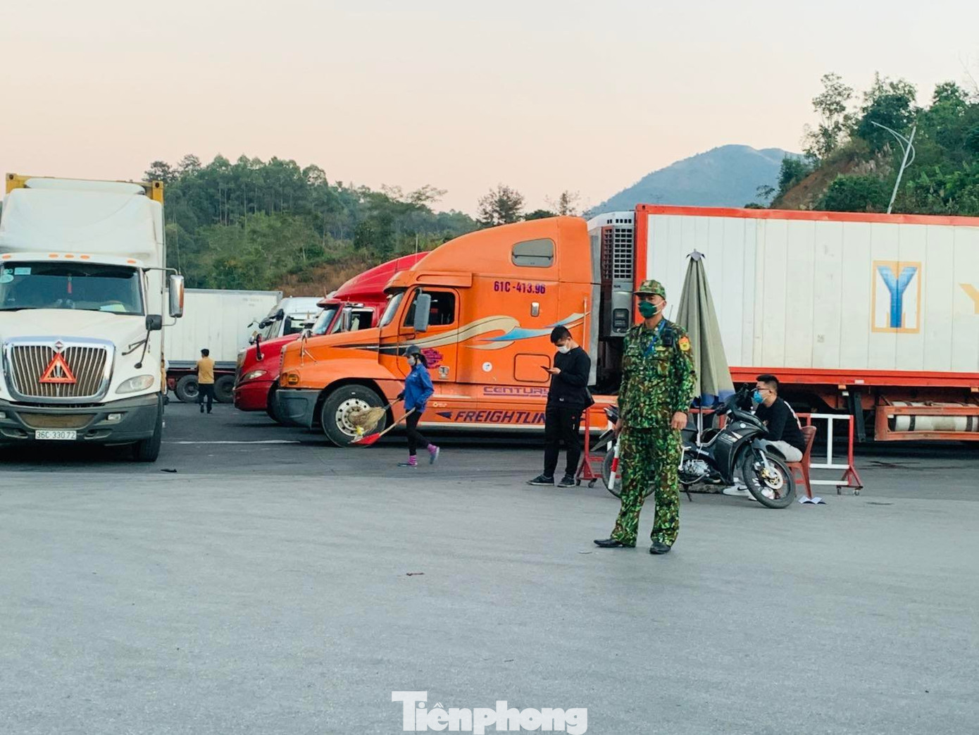 Lực lượng chức năng tham gia điều tiết phương tiện trong khu vực xuất nhập khẩu.