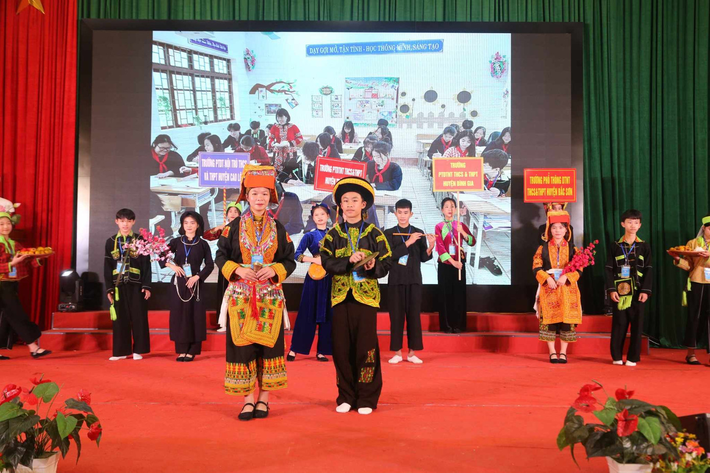 Các em dân tộc Dao tự tin, hào hứng với trang phục bắt mắt của dân tộc mình.