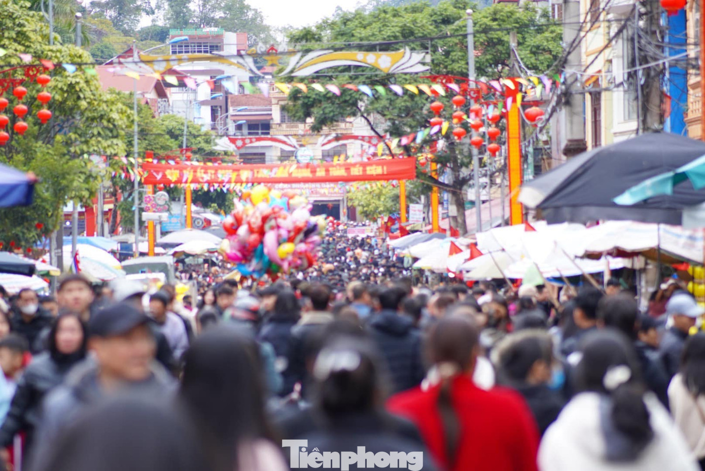 Các ngả đường ở thị trấn Đồng Đăng đông kín người (ảnh: V.B).