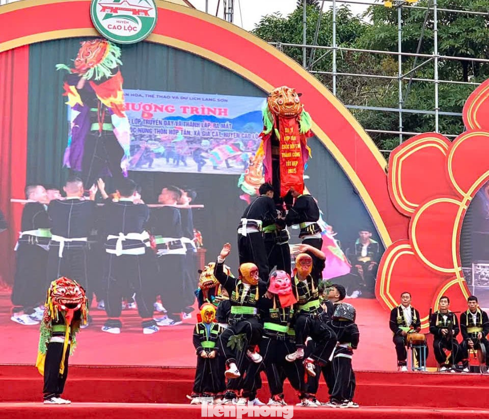 Thi múa sư tử mèo xứ Lạng sôi nổi.