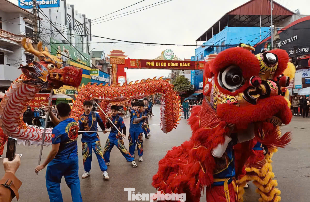 Màn lân rồng biểu diễn ở phố Đồng Đăng thu hút sự chú ý của du khách.