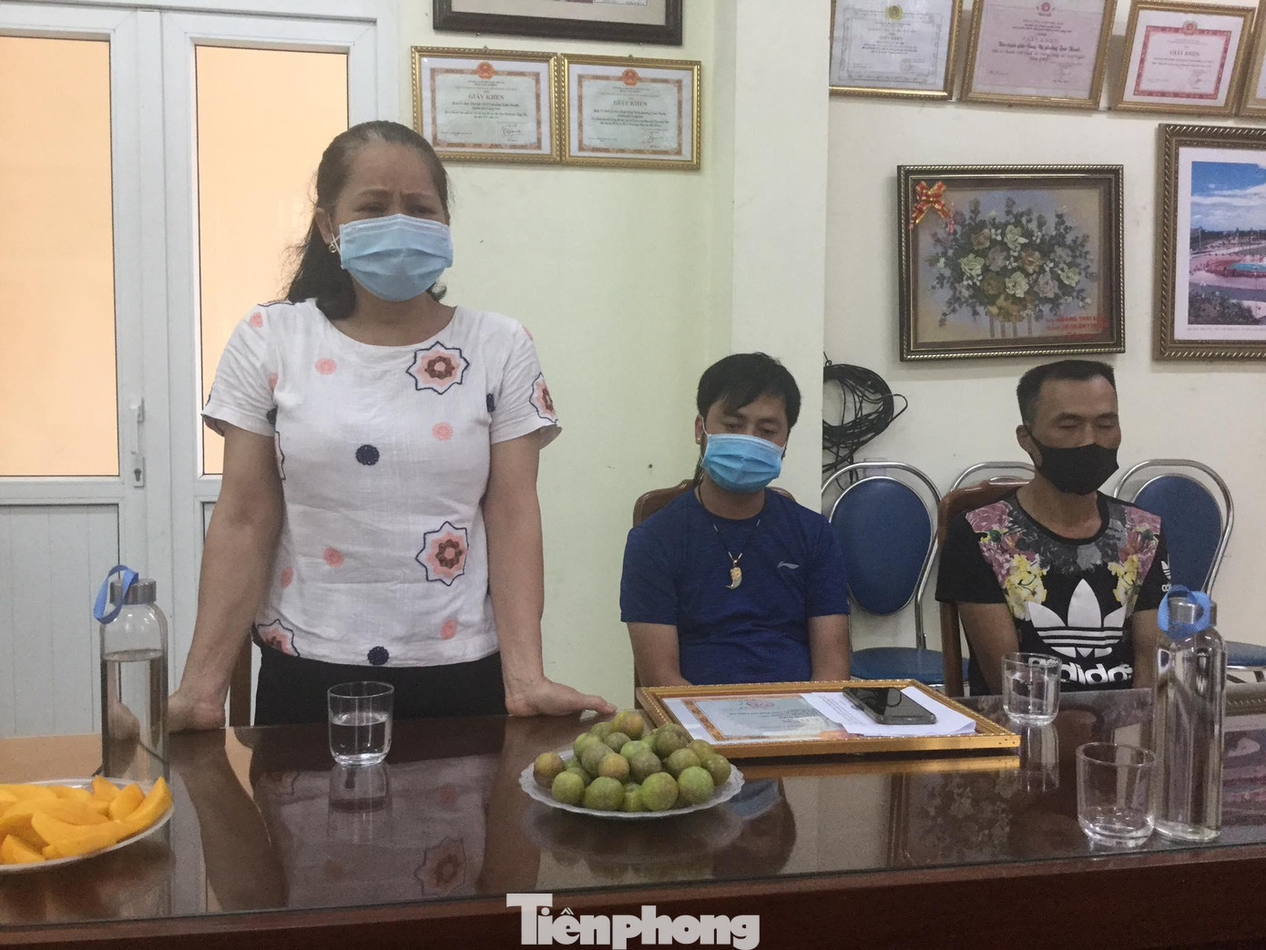 Thay mặt gia đình nạn nhân, bà Hoàng Thị Thúy nghẹn lời trước hành động dũng cảm cứu người của 2 thanh niên Lạng Sơn. - Ảnh: Duy Chiến