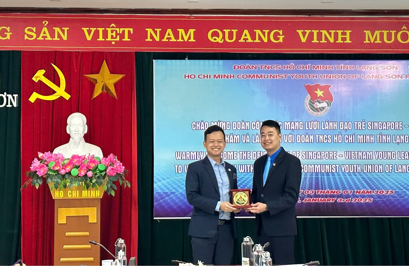 Anh Đoàn Thành Công- Phó Bí thư phụ trách Tỉnh Đoàn Lạng Sơn (phải) trao quà lưu niệm cho đoàn công tác VSync. Anh Đoàn Thành Công- Phó Bí thư phụ trách Tỉnh Đoàn Lạng Sơn (phải) trao quà lưu niệm cho đoàn công tác VSync.