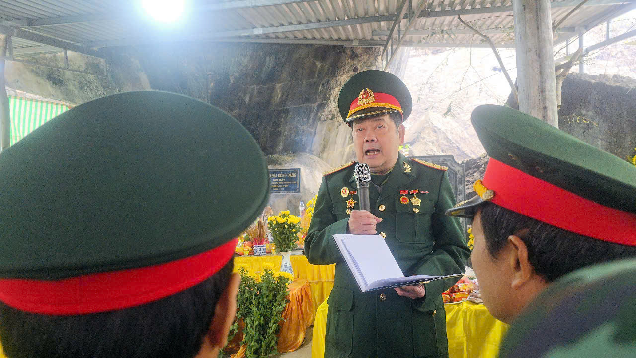 Trung tá Nguyễn Xuân Thu - nguyên Tiểu đoàn trưởng Tiểu đoàn 4, Trung đoàn 12, thay mặt các cựu chiến binh bày tỏ lòng tri ân, tưởng nhớ hàng trăm cán bộ, chiến sỹ đã hy sinh, đồng bào tử nạn ở Pháo đài Đồng Đăng. (Ảnh: Duy Chiến)