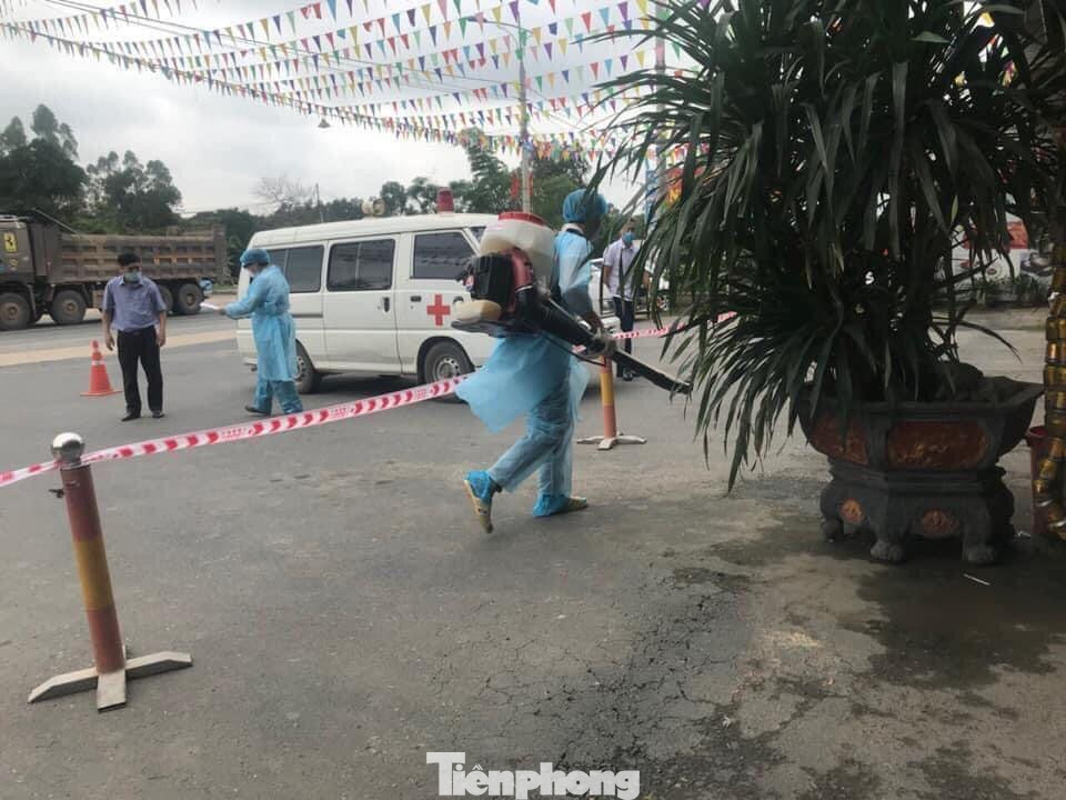 Nhà hàng Mạnh Hà (huyện Hữu Lũng) cũng được phong tỏa, phun tiêu độc, khử trùng toàn bộ khu vực .Ảnh: TL
