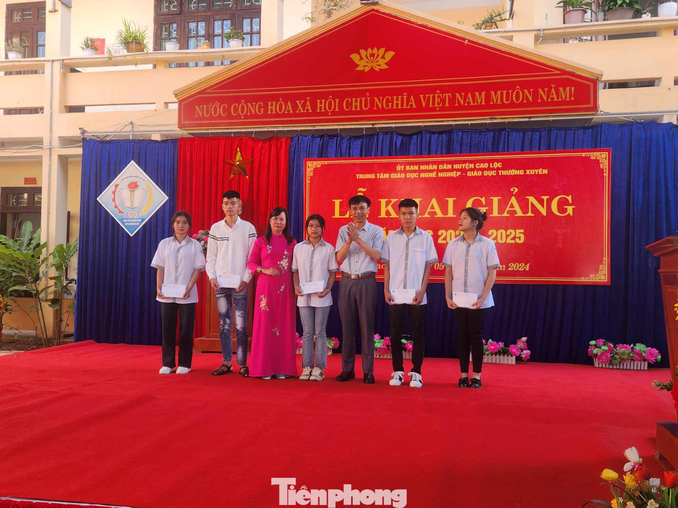 Các em học sinh lớp học nghề Trung tâm GDNN-GDTX huyện Cao Lộc nhận học bổng, hỗ trợ của các đơn vị, nhà tài trợ. (ảnh: Duy Chiến)