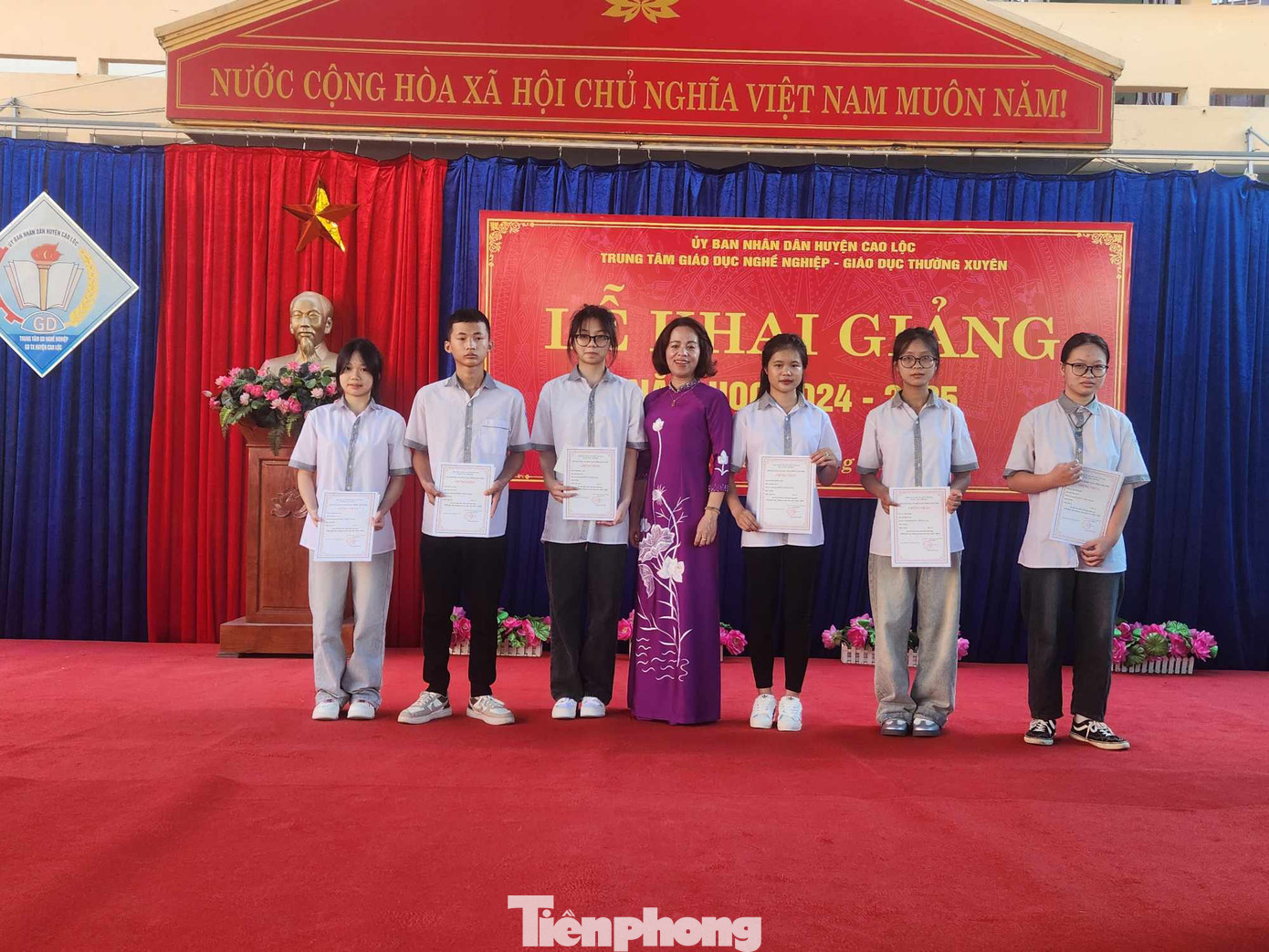 Các em học sinh giỏi, có thành tích xuất sắc được nhận khen thưởng trước thềm năm học mới