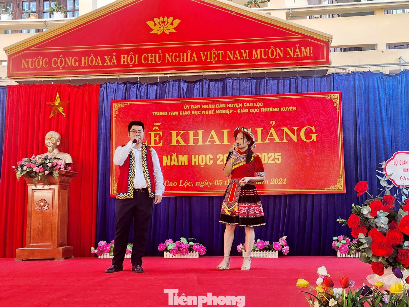 Nhiều tiết mục tươi vui, đậm đà bản sắc dân tộc được các thầy cô và các em học sinh huyện miền núi Cao Lộc biểu diễn chào mừng năm học mới. (ảnh: Duy Chiến)