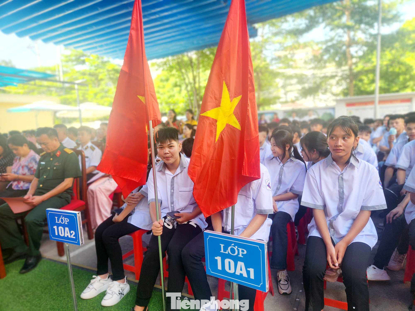 Các em học sinh lớp 10 Trung tâm GDNN-GDTX huyện Cao Lộc phấn khởi nhập học. (ảnh: Duy Chiến)