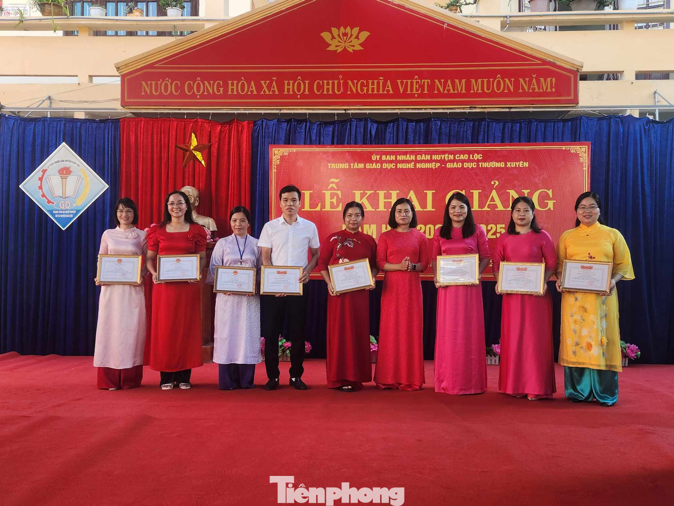 Các thầy cô giáo có thành tích trong năm học 2023-2024 cũng được nhận khen thưởng. (ảnh: Duy Chiến)