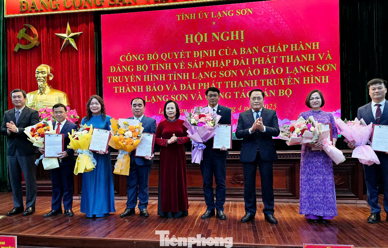 Lãnh đạo tỉnh Lạng Sơn trao quyết định, tặng hoa chúc mừng 6 tân lãnh đạo của Báo - Đài PTTH tỉnh Lạng Sơn. Ảnh: Duy Chiến. Lãnh đạo tỉnh Lạng Sơn trao quyết định, tặng hoa chúc mừng 6 tân lãnh đạo của Báo - Đài PTTH tỉnh Lạng Sơn. Ảnh: Duy Chiến.