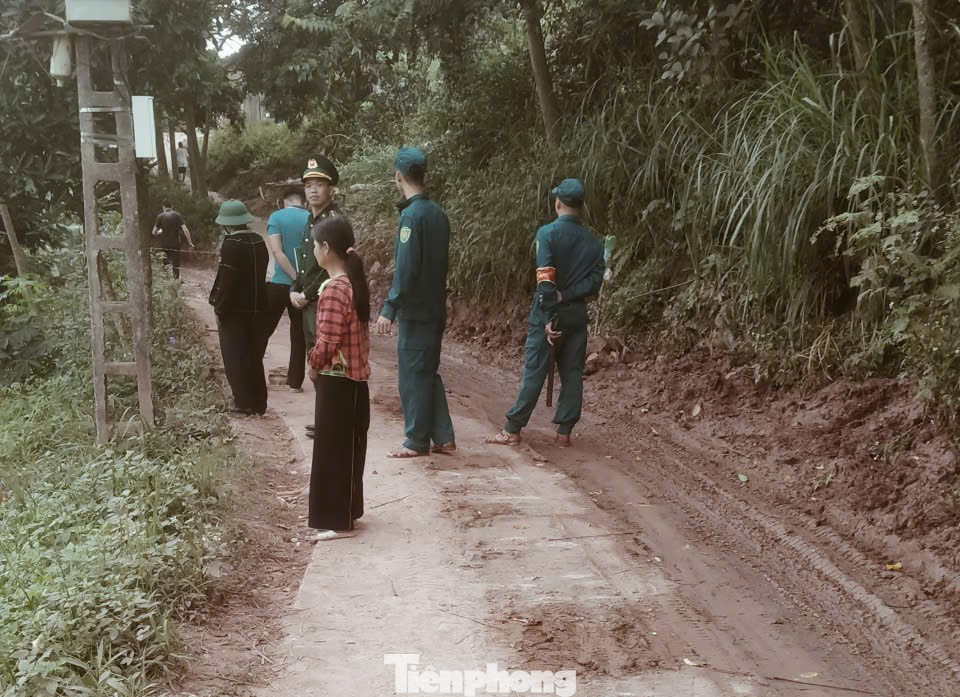 Lực lượng chức năng địa phương bảo vệ hiện trường, tiến hành điều tra nguyên nhân vụ tai nạn.