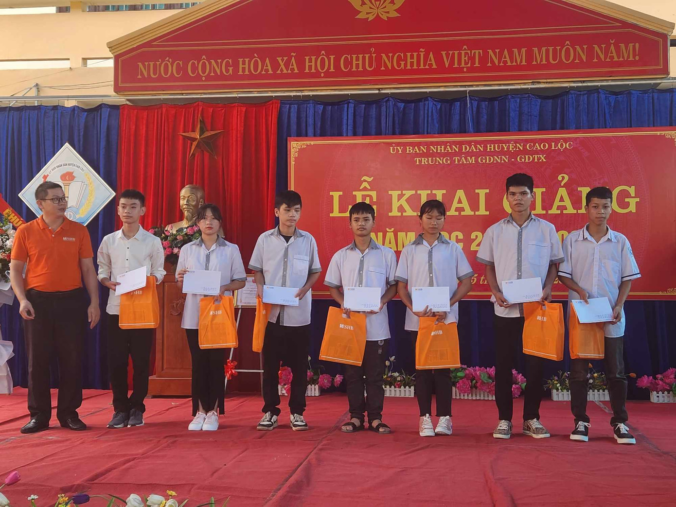 Học sinh nỗ lực, vượt khó được nhà tài trợ cấp học bổng. Ảnh: Duy Chiến