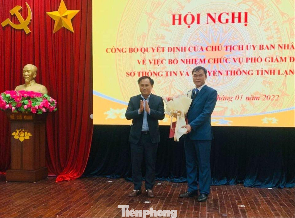 Ông Nguyễn Trọng Hùng (bìa phải) nhận quyết định và hoa chúc mừng của lãnh đạo UBND tỉnh Lạng Sơn. Ảnh: Duy Chiến