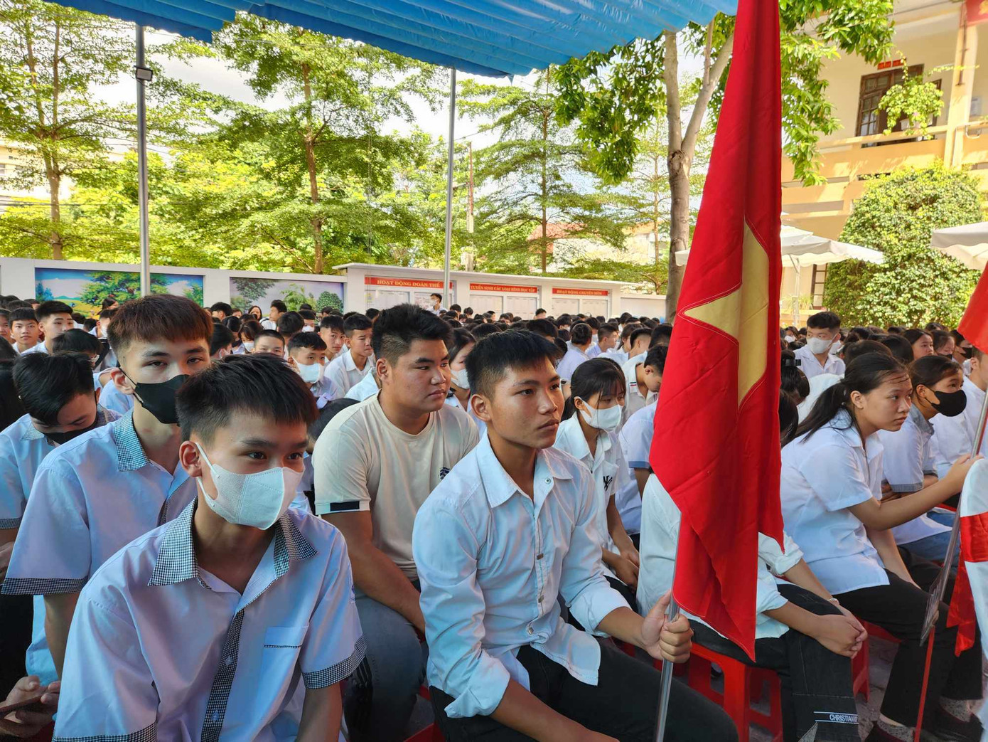 Học sinh Trung tâm GDNN-GDTX huyện Cao Lộc hân hoan dự ngày Khai giảng năm học mới. Ảnh: Duy Chiến