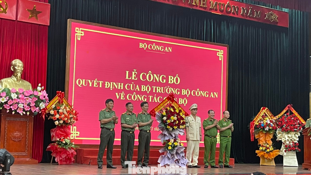 Tập thể lãnh đạo Công an tỉnh Bắc Ninh tặng hoa chúc mừng Thượng tá Nguyễn Quang Huyên (giữa). Ảnh: Duy Chiến