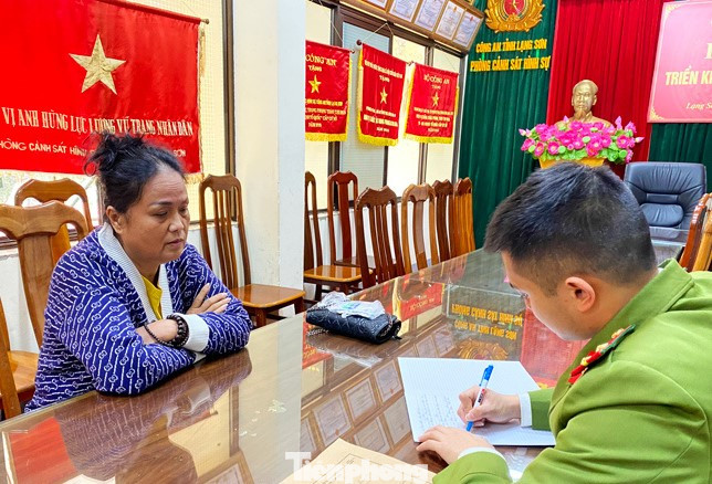 Bà Chu Thúy Nga (bìa trái) khai nhận hành vi tại cơ quan công an -Ảnh: H.T Bà Chu Thúy Nga (bìa trái) khai nhận hành vi tại cơ quan công an -Ảnh: H.T