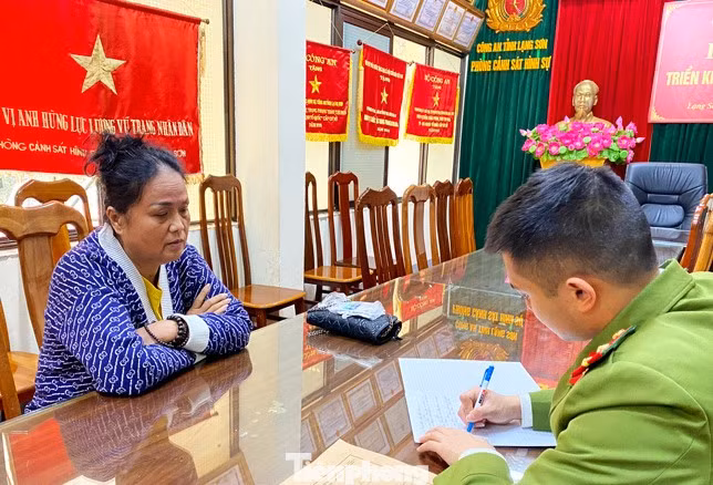 Bà Chu Thúy Nga (bìa trái) khai nhận hành vi tại cơ quan công an -Ảnh: H.T