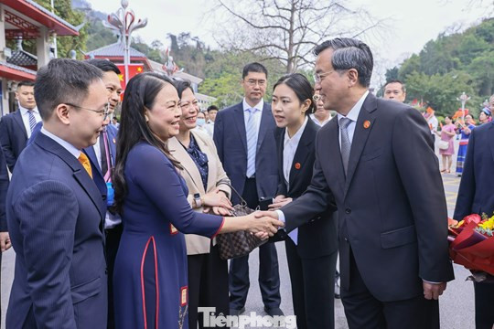 Đón đoàn tại Cửa khẩu quốc tế Hữu nghị có: Phó Tổng Thư ký Chính hiệp Toàn quốc Trung Quốc Trương Mậu Vu; Phó Chủ tịch Chính hiệp Quảng Tây Vương Nãi Học và các đồng chí lãnh đạo, cán bộ tỉnh Quảng Tây và Tổng Lãnh sự Việt Nam tại Nam Ninh, Quảng Tây, Trung Quốc.