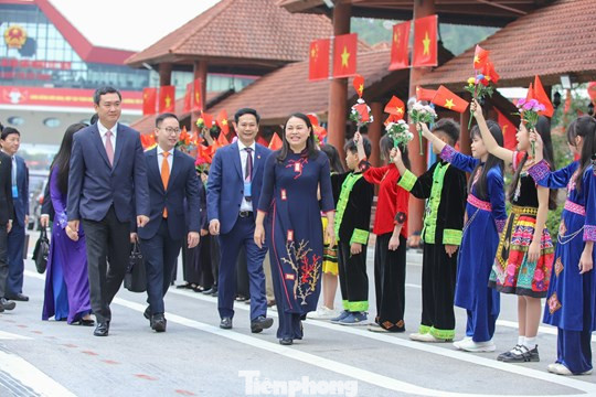 Chuyến thăm và làm việc tại Trung Quốc của Đoàn đại biểu cấp cao Ủy ban Trung ương MTTQ Việt Nam diễn ra ngay sau chuyến thăm cấp Nhà nước tới Việt Nam rất thành công của Tổng Bí thư, Chủ tịch nước Trung Quốc Tập Cận Bình. Đây cũng là một trong những hoạt động thiết thực kỷ niệm 75 năm thiết lập quan hệ ngoại giao hai nước và Năm giao lưu nhân văn Việt Nam - Trung Quốc.